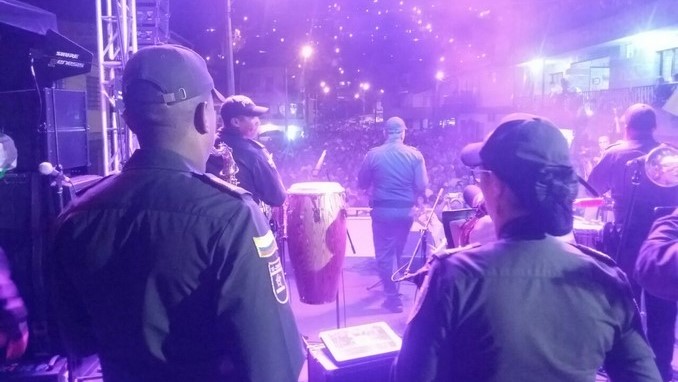 En el barrio Veinte de Julio la orquesta de la Policía celebró el Día de la Independencia