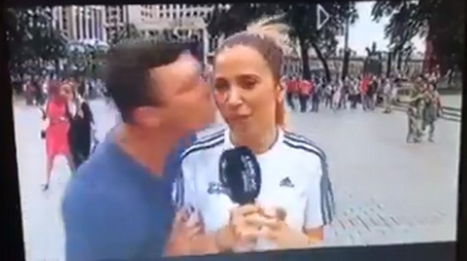 EN VIDEO: Otra periodista denuncia acoso durante trasmisión desde el Mundial