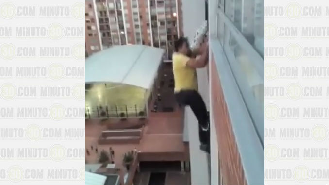 hombre escala para salvar perro