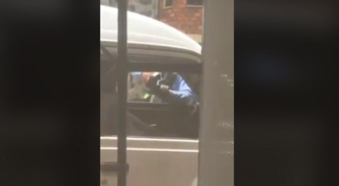 Denuncian supuesto soborno por parte de agente de tránsito en Itagüí