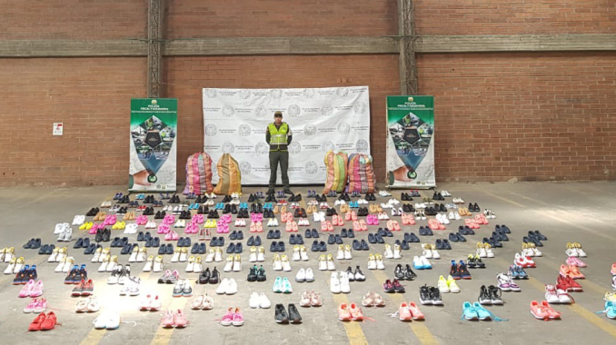 Más de $560 millones en mercancía de contrabando decomisaron las autoridades en el Valle de Aburrá 1 tenis de contrabando