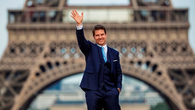 El actor estadounidense Tom Cruise posa frente a la torre Eiffel / EFE
