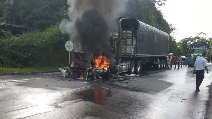 En vía del Valle guerrilleros del Eln incineraron una tractomula