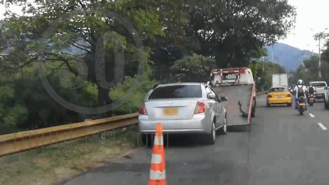 Reportan fuerte congestión por vehículo varado en la autopista Sur