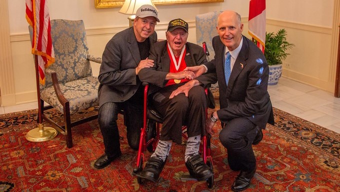 El gobernador Rick Scott (i) mientras posa junto a Sidney Walton (c), veterano de la II Guerra Mundial, y quien está acompañado por su hijo Paul/ EFE