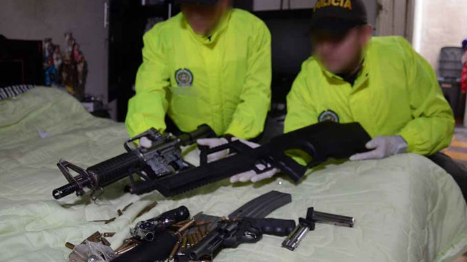 FOTOS y AUDIO: Un fusil M4, droga y 18 capturados dejaron operativos contra tres bandas en el centro oriente de Medellín 2 Armas_1