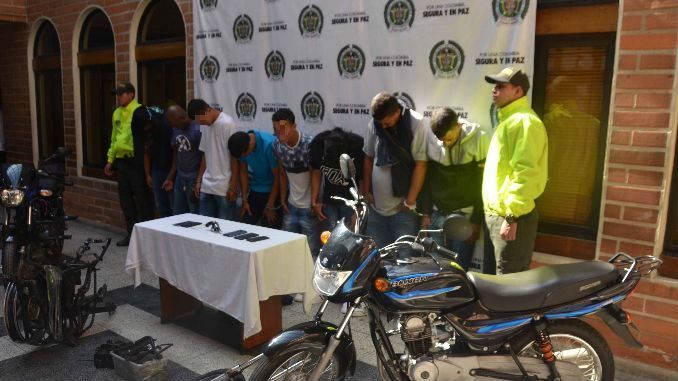 FOTOS y AUDIO: Un fusil M4, droga y 18 capturados dejaron operativos contra tres bandas en el centro oriente de Medellín 4 Armas 2