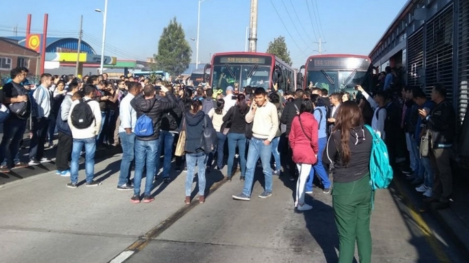 Video y fotos: Manifestaciones bloquearon el servicio de TransMilenio en la Autopista Sur
