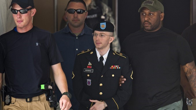 El soldado estadounidense Bradley Manning (c) sale del juicio en Fort Meade, Maryland, EE.UU., el 30 de julio de 2013. EFEArchivo