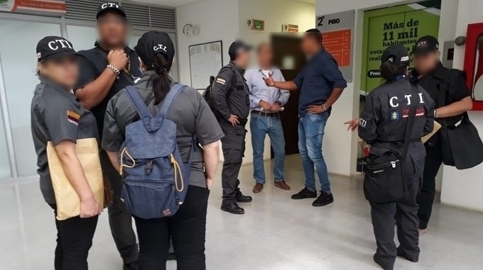 FOTOS: Funcionarios del CTI adelantan un allanamiento en varias oficinas de la Alcaldía de Barbosa 1 Funcionarios del CTI adelantan un allanamiento en varias oficinas de la Alcaldía de Barbosa