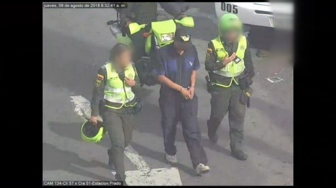 EN VIDEO Y FOTOS: Capturado un venezolano expendedor de droga en el centro de Medellín 1 Captura del Veneco expendedor de droga en el centro de Medellin 3