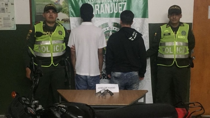 Capturados por la Policía cuando iban por Campo Valdés con un arma ilegal 1 Capturados campo valdes copia