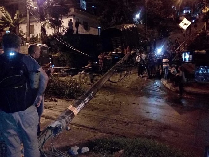 Carro-chocó-contra-una-pared-y-un-poste-en-Belencito-4