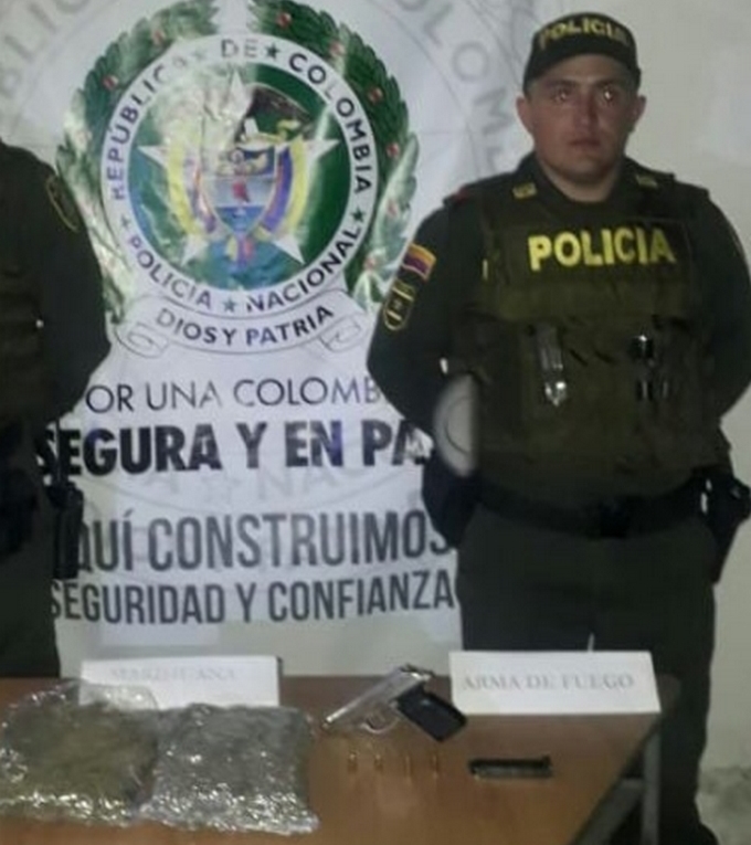 Policia halló un kilo de droga y una pistola abandonados en un lote baldío del barrio Aranjuez 2 Droga hallada aranjuez1
