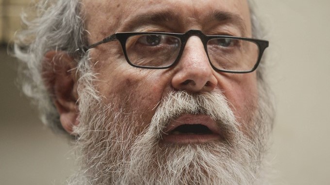 El artista salvadoreño Fernando Llort habla durante una entrevista con Efe hoy, viernes 6 de enero de 2012, en San Salvador. EFE