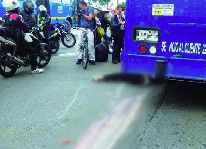 Motociclista muere pisado por un camion