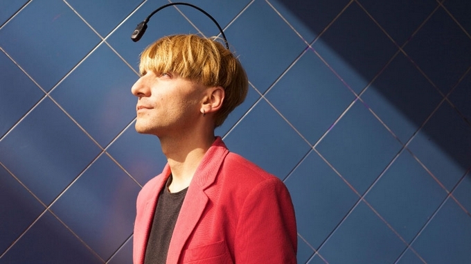 Neil Harbisson, el primer cyborg del mundo, asegura que las personas deben tener la libertad de escoger los sentidos que quieran