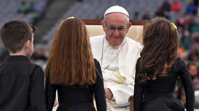 El papa se reunió una hora y media con ocho víctimas de abusos en Irlanda