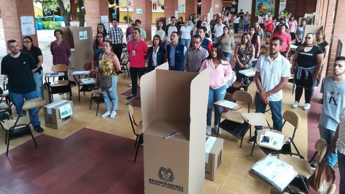 FOTOS: En Envigado transcurren con normalidad las votaciones de la consulta anticorrupción