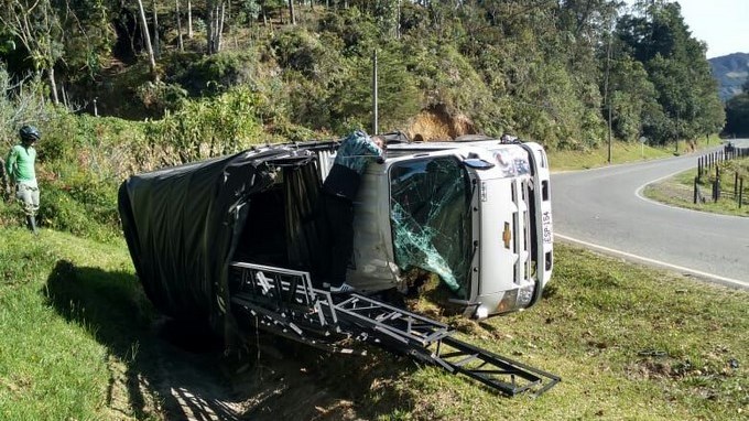 Furgón se volcó en la vía La Unión - Sónson