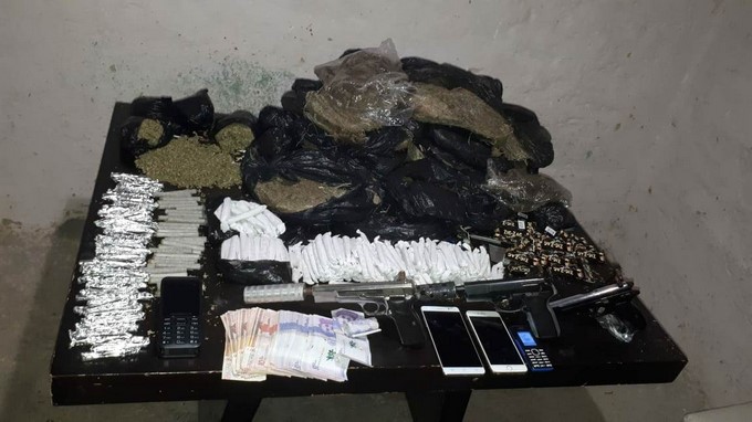 FOTOS: Siete asegurados de la Odin 'Robledo' fueron asegurados por conservar tres armas de fuego y 10 kilos de marihuana 6 Siete asegurados de la Odin 'Robledo' fueron asegurados por conservar tres armas de fuego y 10 kilos de marihuana