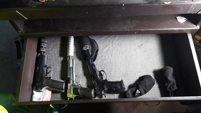 FOTOS: Siete asegurados de la Odin 'Robledo' fueron asegurados por conservar tres armas de fuego y 10 kilos de marihuana 7 Siete asegurados de la Odin 'Robledo' fueron asegurados por conservar tres armas de fuego y 10 kilos de marihuana