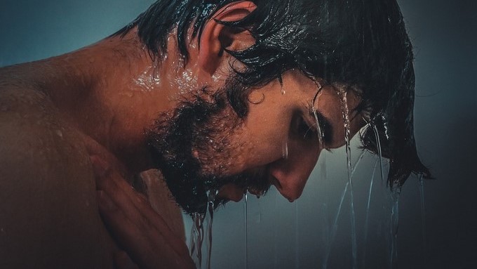 Expertos dicen que bañarse con agua caliente podría provocar paro cardíaco