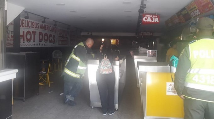 Colapsó techo de un local de comidas rápidas en el centro de Medellín