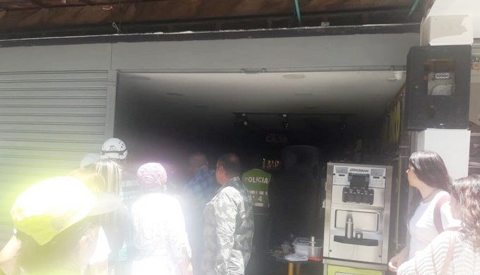 Colapsó techo de un local de comidas rápidas en el centro de Medellín