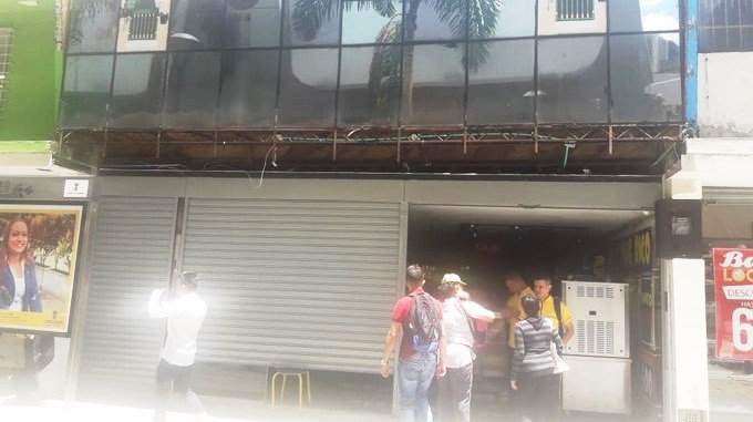 Colapsó techo de un local de comidas rápidas en el centro de Medellín