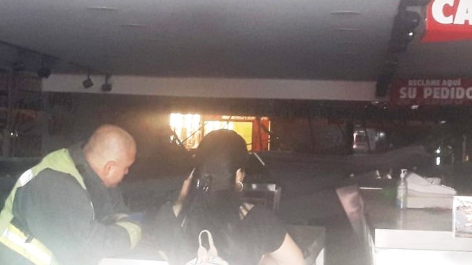 Colapsó techo de un local de comidas rápidas en el centro de Medellín