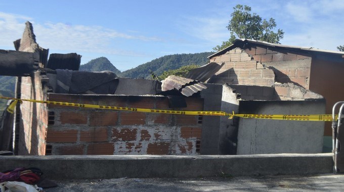Así quedó la vivienda donde murió incinerado un adulto mayor en Argelia