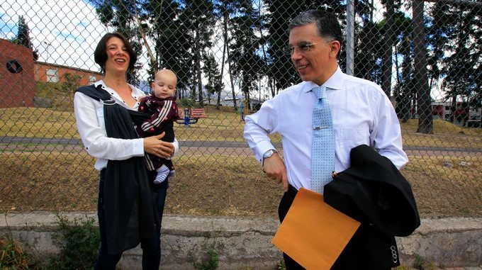 El abogado Roberto Calderón (d) habla junto a Marie Ceglia (i), esposa del estadounidense Paúl Ceglia, en Quito (Ecuador)/ EFE