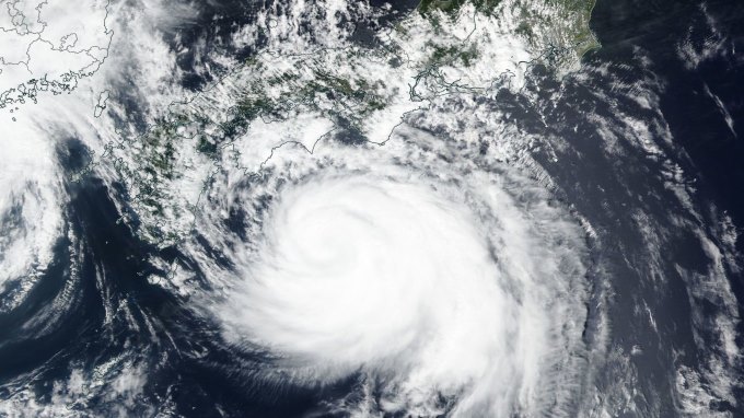 Unos 200 vuelos cancelados por la llegada al oeste de Japón del tifón Cimaron