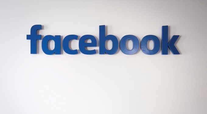 Por su parte, Facebook y Youtube emitieron comunicados alegando que Jones violó las normas de sus redes sociales. EFE/Archivo