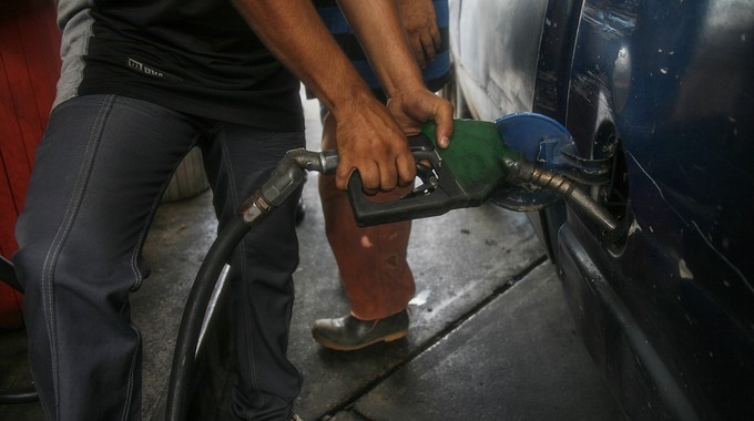Inician censo en Venezuela para el "uso racional" de su muy barata gasolina 1 gasolina Copiar