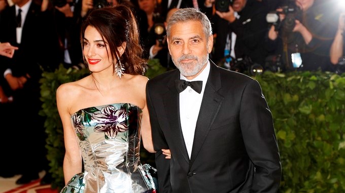 En la imagen, el actor George Clooney (d), y su esposa, Amal Clooney (i). EFE/Archivo