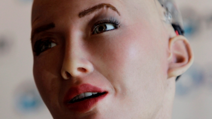 “Me encanta que los humanos sean irracionales, los robots podemos aprender mucho de eso”: Humanoide Sophia en Colombia