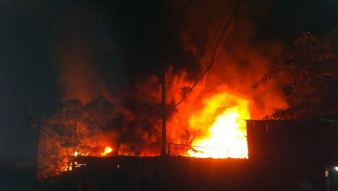Controlan incendio en Cali que afectó 6 bodegas y 12 viviendas