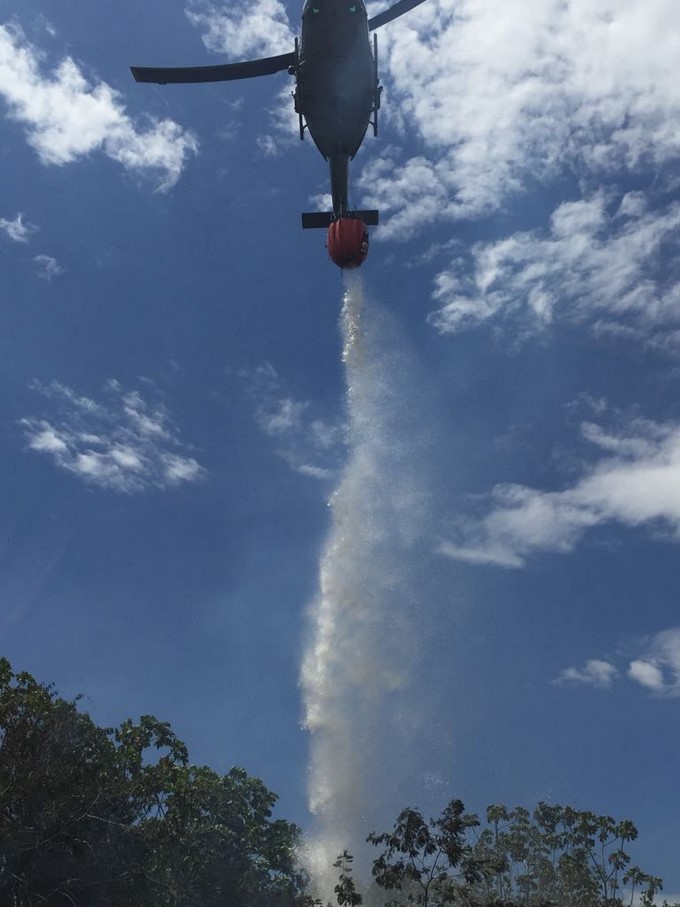 Con un helicóptero, la Fuerza Aérea apoyó las labores de extinción de incendio forestal en Puerto Salgar