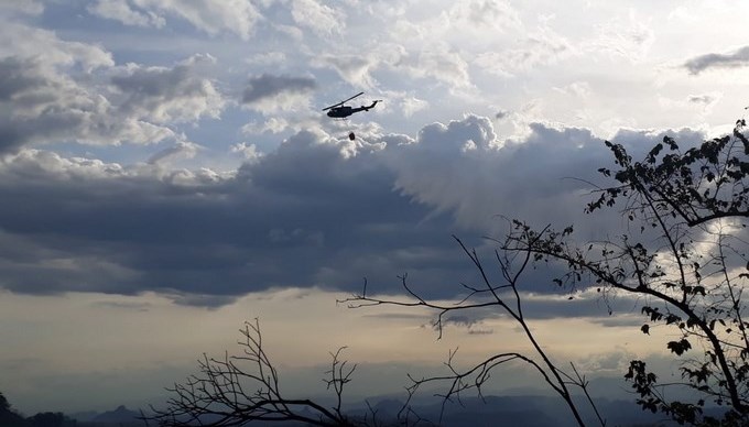 Con un helicóptero, la Fuerza Aérea apoyó las labores de extinción de incendio forestal en Puerto Salgar
