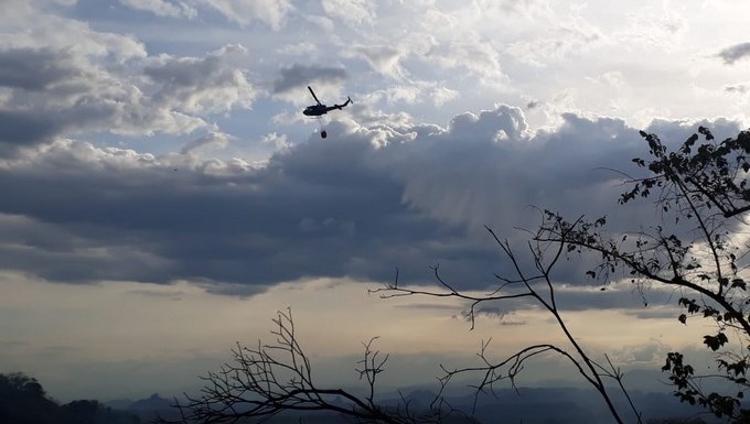Con un helicóptero, la Fuerza Aérea apoyó las labores de extinción de incendio forestal en Puerto Salgar