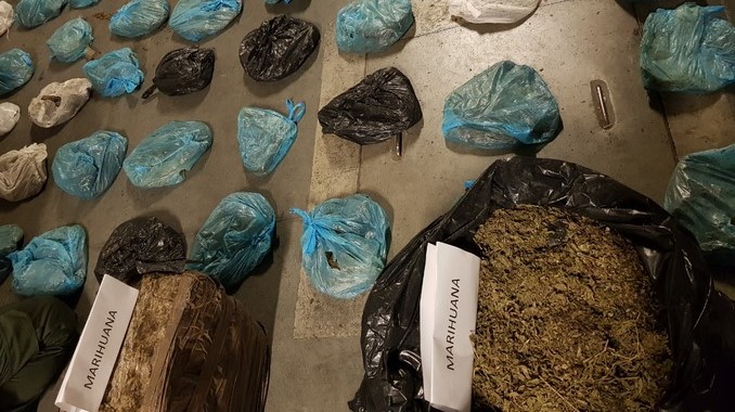 Al costado de una quebrada, en el barrio Caicedo, dejaron abandonados varios paquetes con marihuana y munición