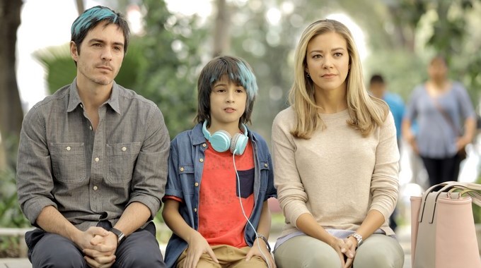 Fotograma cedido donde aparece el actor Mauricio Ochmann como Rodrigo, el niño Emiliano Aramayo como Santi, y la actriz Fernanda Castillo como Alejandra, durante una escena de la comedia familiar "Ya veremos", una cinta que llega esta semana a los cines de Estados Unidos, tras su buen rendimiento en las pantallas mexicanas. EFE/Pantelion Films