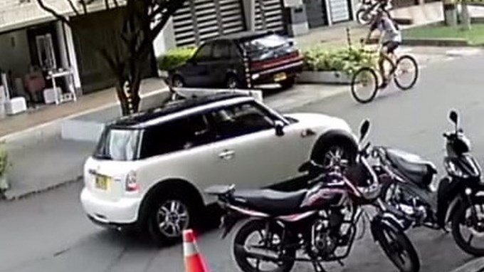 Desde otro vehículo se habría bajado un señalado ladrón para robar un carro particular