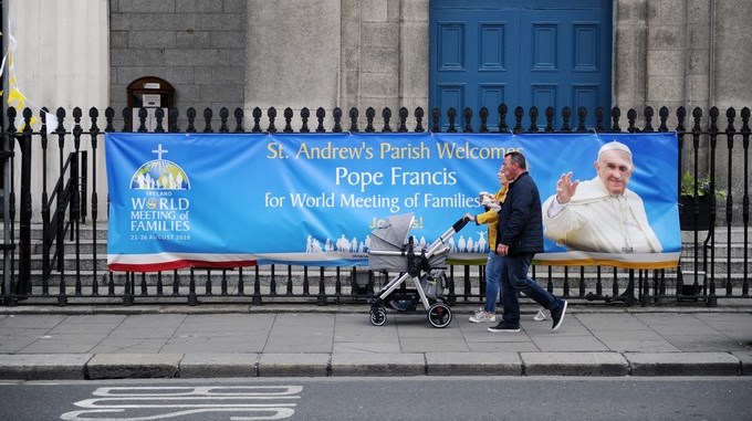 El papa visita Irlanda con la popularidad de la Iglesia bajo mínimos