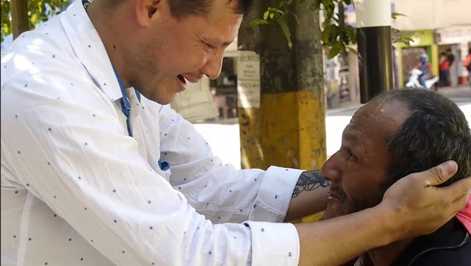 Después de 20 años. El conmovedor encuentro entre un patrullero de la Policía y su padre