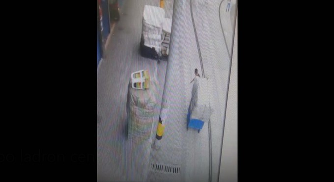 ¡Se llevó todo el negocio! Así fue captado un presunto ladrón en el centro - VIDEO