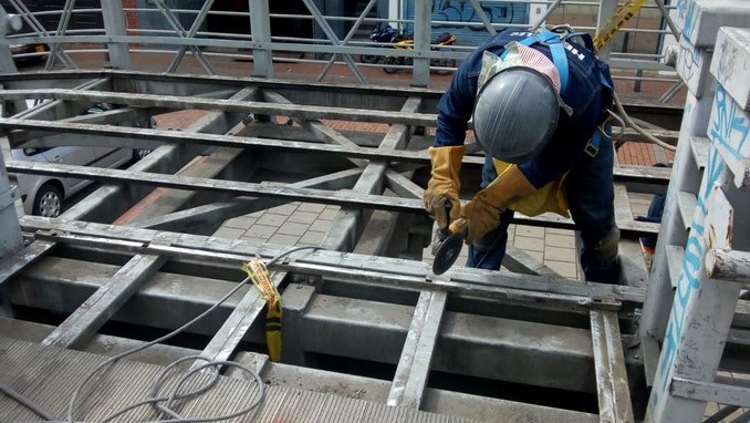 Denuncian el robo continuo de láminas en puentes peatonales de Bogotá