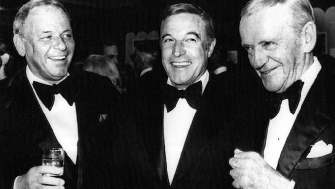 El actor y bailarin Gene Kelly (c) junto al bailarin Fred Astaire (d) y el actor Frank Sinatra (i). EFE/Archivo